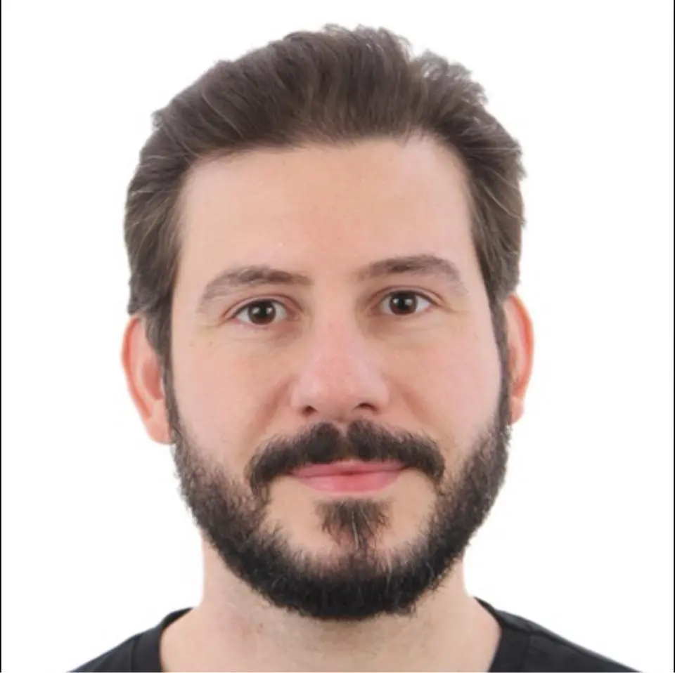 صورة علي منصور