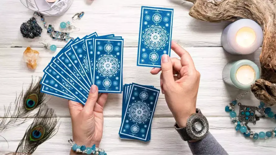 قراءة التاروت لمواليد الأبراج لشهر يناير 2024